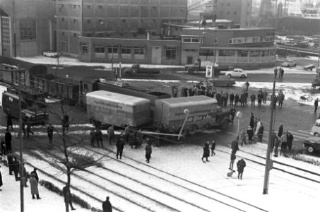 Trein contra vrachtauto op de Brielse Laan bij de Maashaven, Bestanddeelnr 914-8356