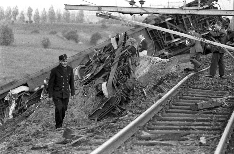 Trein ontspoort bij Hedel (Gelderland), treinstellen onder aan de dijk, Bestanddeelnr 919-2071