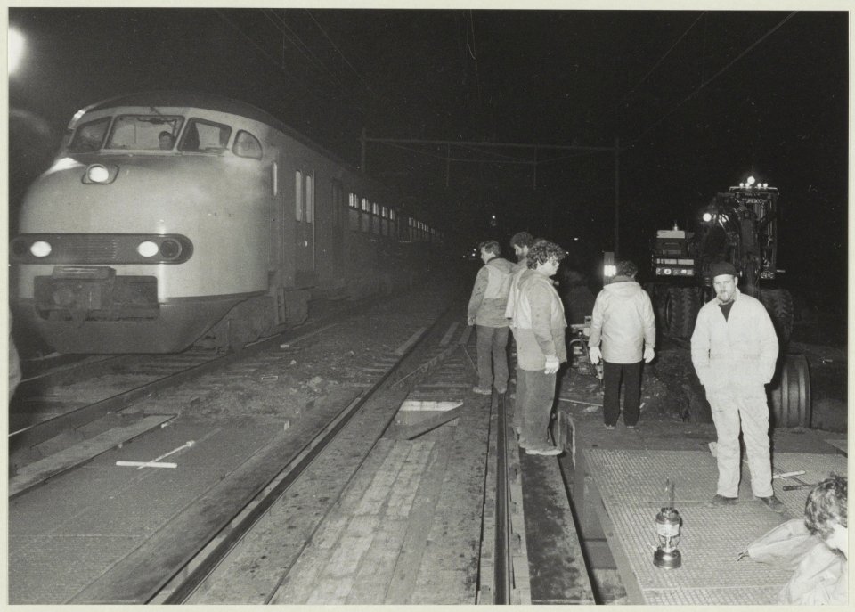 Trein en werklieden bij de spoorbrug aan de Harmenjansweg die wordt vervangen. NL-HlmNHA 54021152