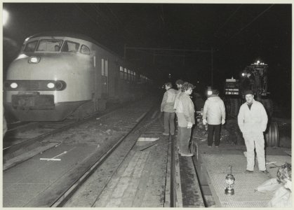 Trein en werklieden bij de spoorbrug aan de Harmenjansweg die wordt vervangen. NL-HlmNHA 54021152