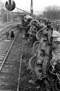 Trein ontspoord na aanrijding bij Wezep, overzicht ravage, Bestanddeelnr 918-6025