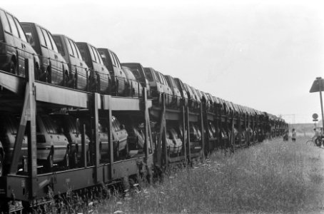 Trein met nieuwe personenautos, Bestanddeelnr 933-7152