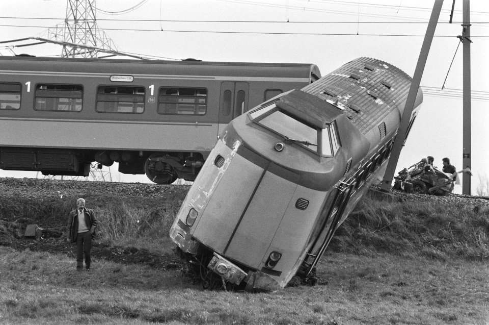 Trein ontspoord na botsing met auto bij Driebruggen, Bestanddeelnr 934-2211