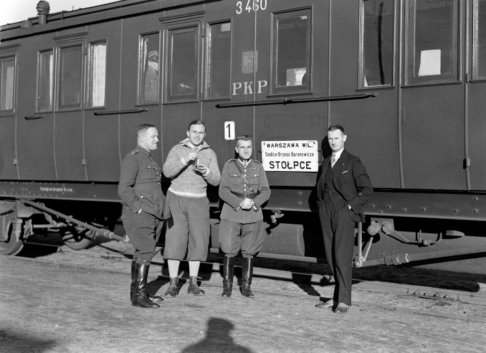 Trein onderweg van Wilno naar Stolpce. Voor de wagon staan twee militaitren en t, Bestanddeelnr 190-1271