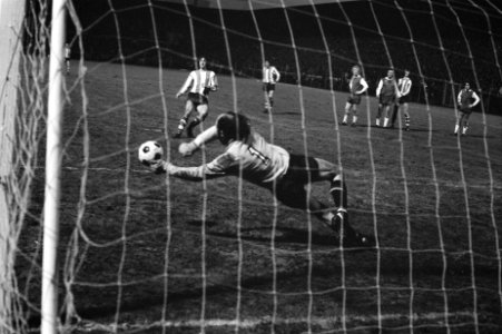 Treijtel stopt penalty van Van der Kuilen, Bestanddeelnr 926-9940