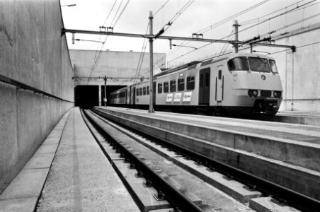 Trein komt uit de tunnel, Bestanddeelnr 932-5869
