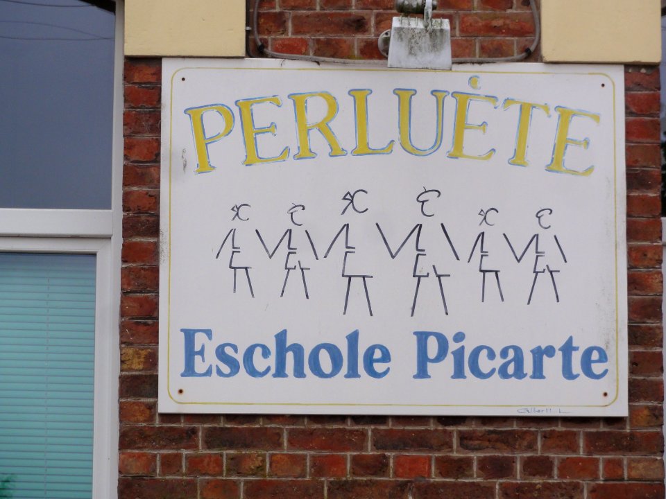Trefcon (Aisne) Mairie-école, panneau l'eschole Picarte