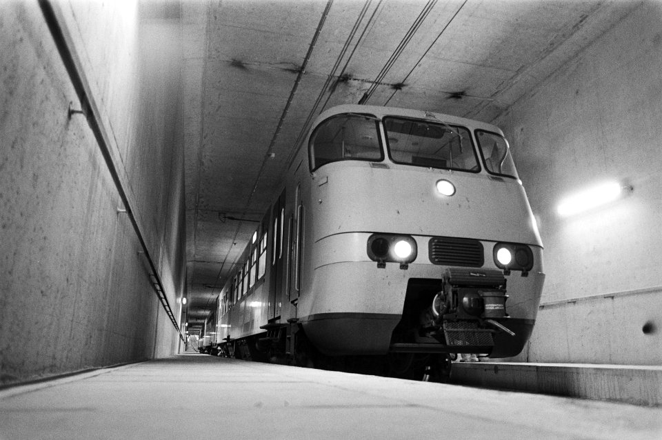 Trein in de tunnel, Bestanddeelnr 932-5873