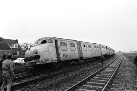 Trein ramt vrachtwagen bij Geldermalsen overzicht ravage (ontspoorde trein), Bestanddeelnr 928-9504
