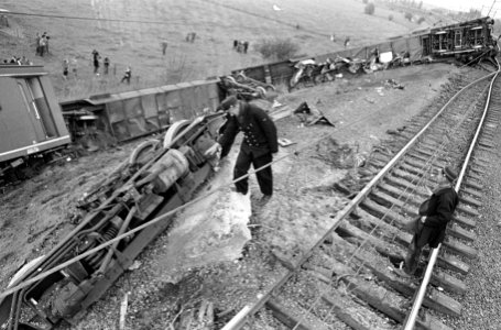 Trein ontspoort bij Hedel (Gelderland), overzicht ravage, Bestanddeelnr 919-2072