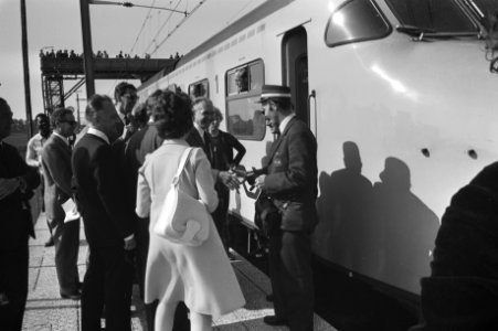 Trein aan het perron van het nieuwe station, Bestanddeelnr 924-5767