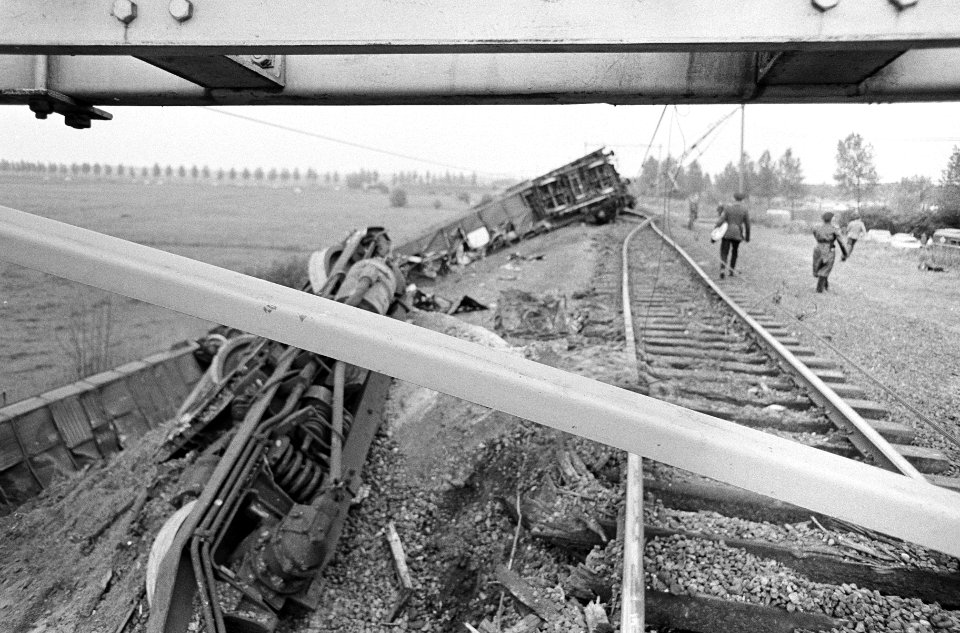 Trein ontspoort bij Hedel (Gelderland), Bestanddeelnr 919-2076