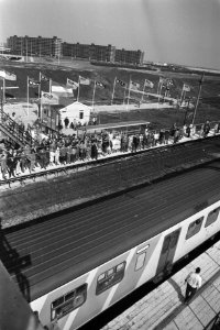 Trein aan het perron van het nieuwe station, Bestanddeelnr 924-5764