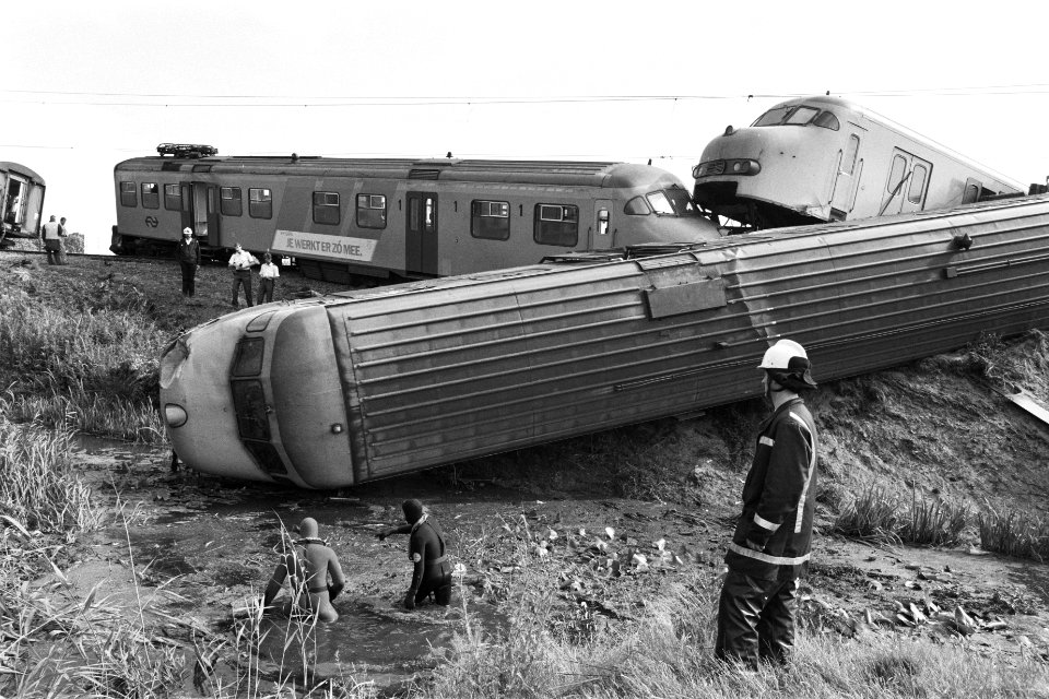 Trein ontspoord na een botsing met een vrachtwagen tussen Alphen ad Rijn en Bod, Bestanddeelnr 934-4759