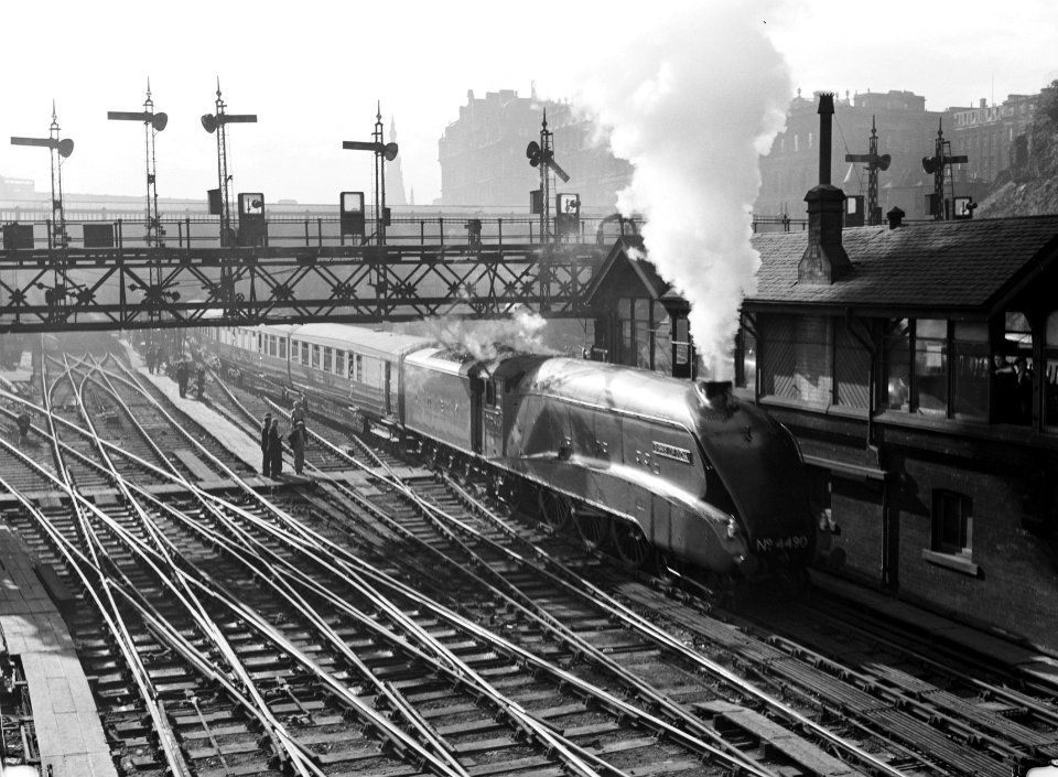 Trein op Edinburgh Waverley Railway Station, Bestanddeelnr 254-3694