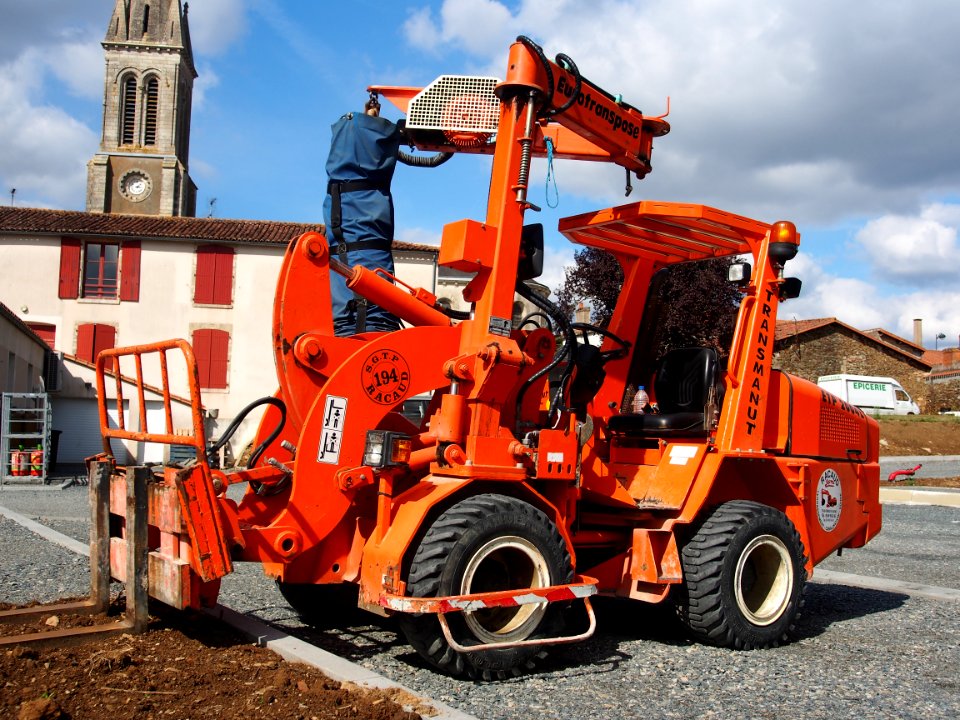 Transmanut ETP 2004L kerb laying machine pic2