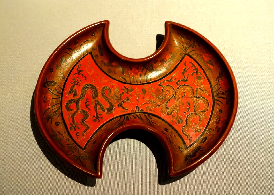 Tray in ingot shape with dragon design, China, Ming dynasty, Jiajing era, 1522-1566 AD, colored lacquer, gold inlay - Tokyo National Museum - Tokyo, Japan - DSC08306
