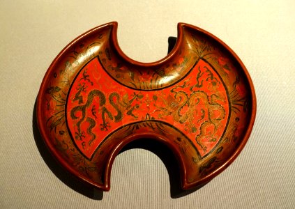 Tray in ingot shape with dragon design, China, Ming dynasty, Jiajing era, 1522-1566 AD, colored lacquer, gold inlay - Tokyo National Museum - Tokyo, Japan - DSC08306