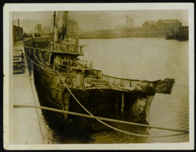 Trawler with bows blown off - regret of striking a mine, Bestanddeelnr 158-0790