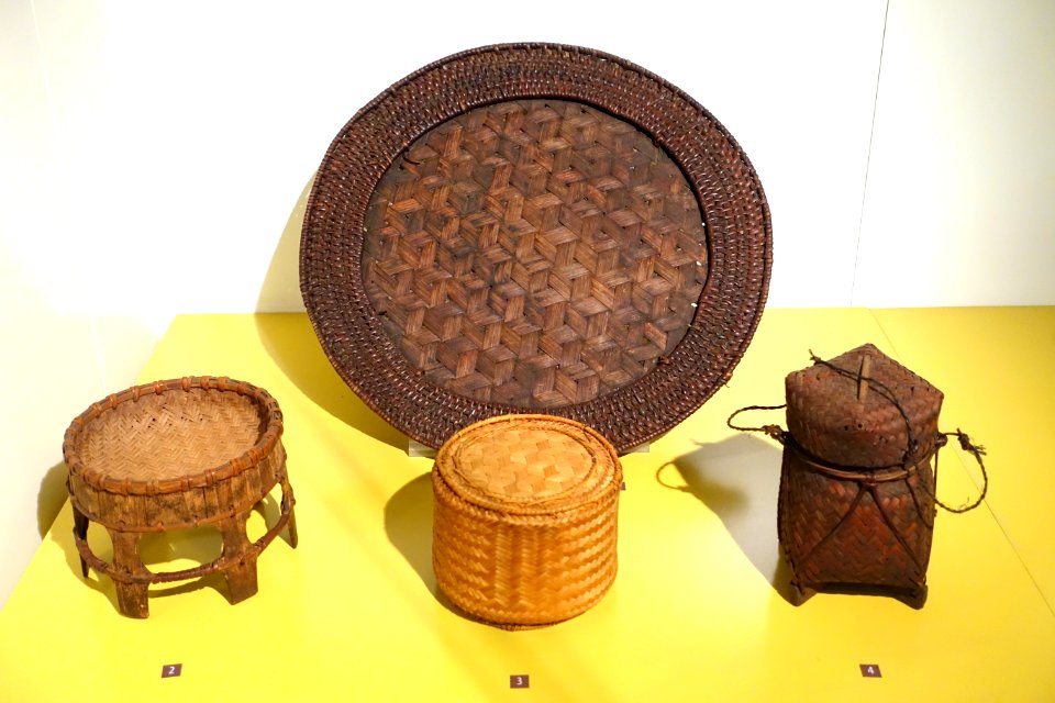 Tray (1), Bowl for cooked rice (2), basket for sticky rice (c), Thai, Tay Bac, with basket for sticky rice (4), Thai Trang, Lai Chau - Vietnamese Women's Museum - Hanoi, Vietnam - DSC04287