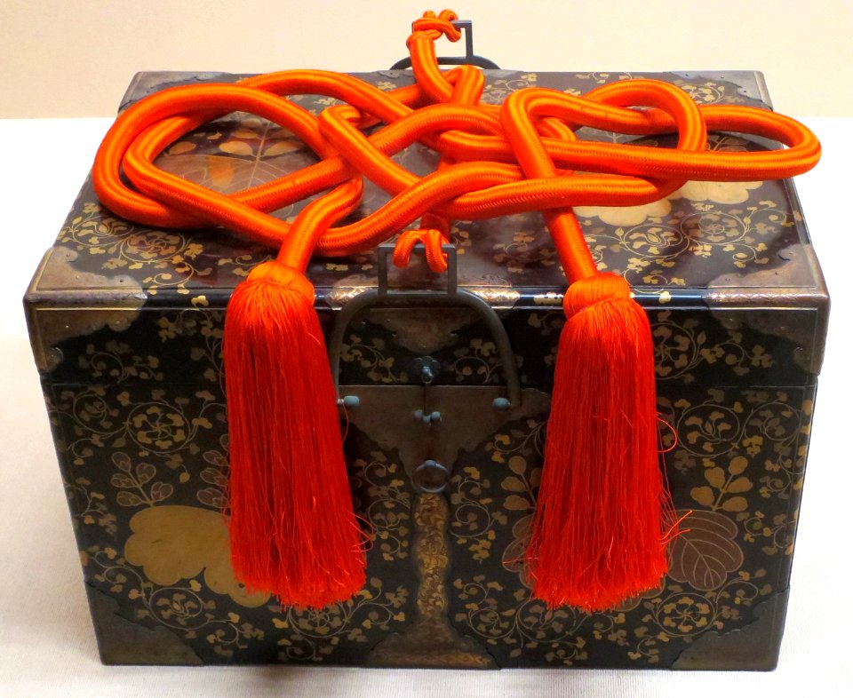 Traveling box, early Edo period, Sankei Memorial Hall