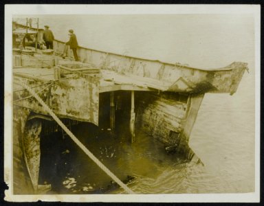 Trawler with bows blown off. Result of striking a mine, Bestanddeelnr 158-0768