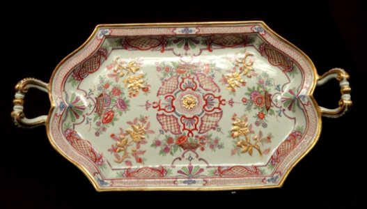 Tray, c. 1730-1735, Du Paquier factory, hard-paste porcelain, overglaze enamels, gilding - Gardiner Museum, Toronto - DSC01001