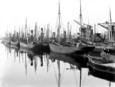 Trawlerhaven in IJmuiden met vuurtoren, Bestanddeelnr 189-0337