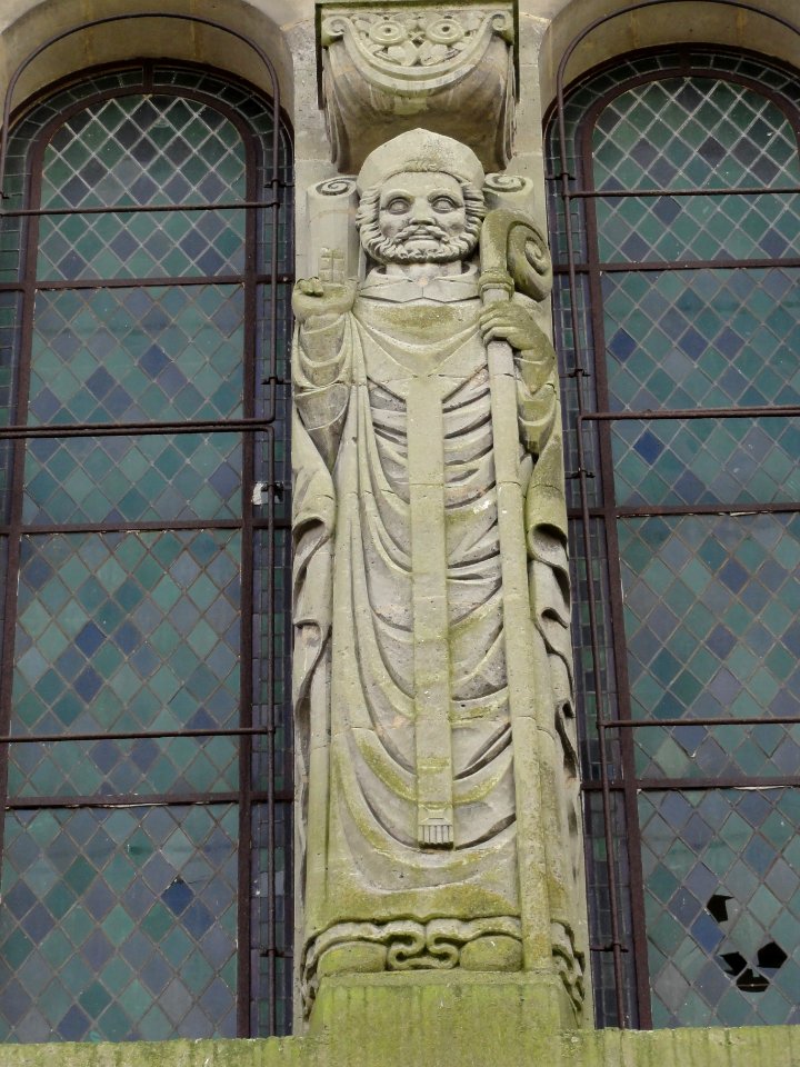Travecy (Aisne) église, statue sur la façade