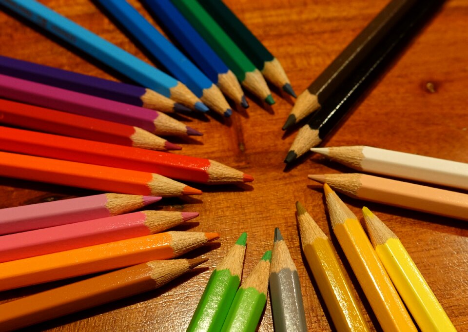 Pointed draw different colored crayons