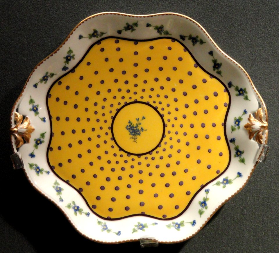Tray (plateau octogone), 1786, Sèvres, decorator Monnet, soft-paste porcelain, overglaze enamels, gilding - Gardiner Museum, Toronto - DSC01046