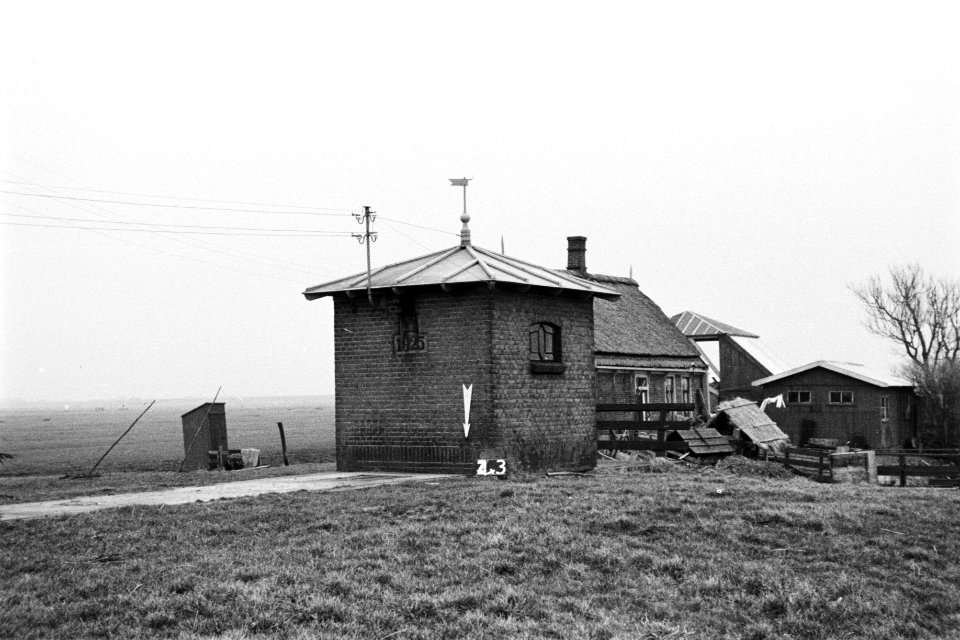 Transformatorhuisje bij een boerderij te Zijpe (ruilverkaveling Zijpe- en Hazep, Bestanddeelnr 170-1572