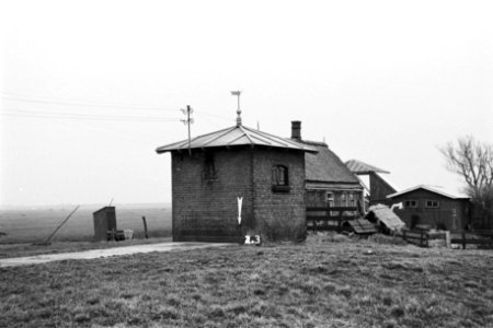 Transformatorhuisje bij een boerderij te Zijpe (ruilverkaveling Zijpe- en Hazep, Bestanddeelnr 170-1572