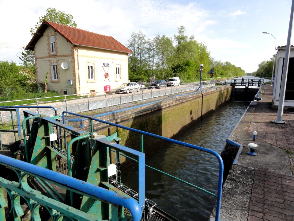 Travecy (Aisne) écluse canal de la Sambre à l'Oise