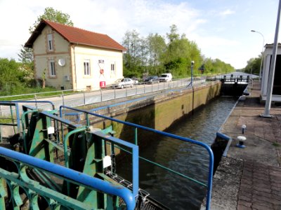 Travecy (Aisne) écluse canal de la Sambre à l'Oise
