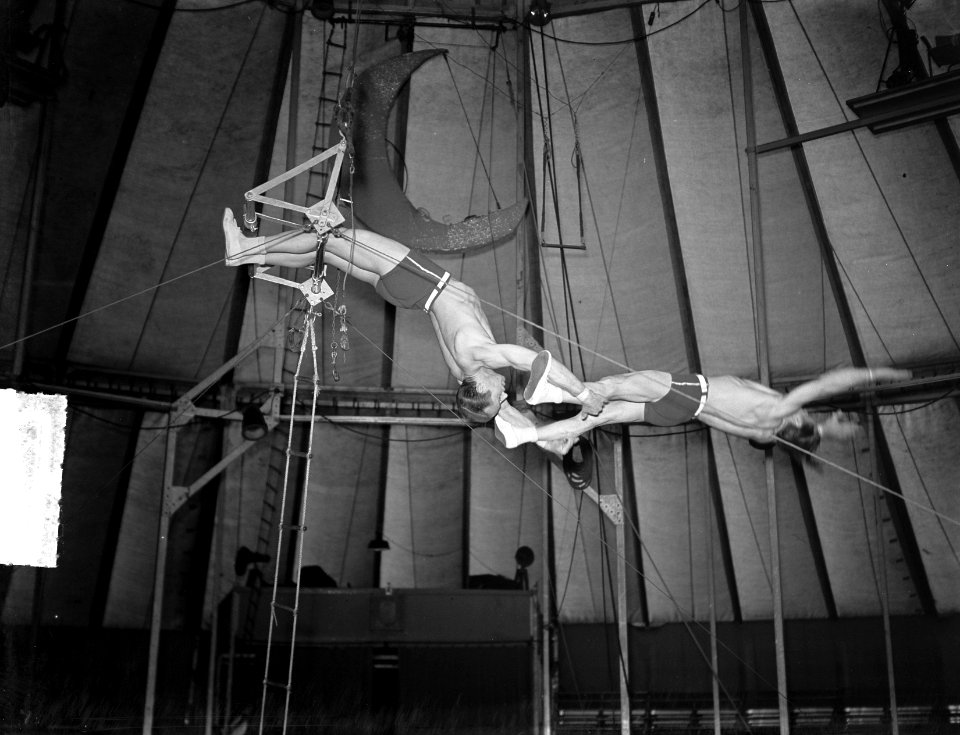 Trapezium-acrobaten. Voeten bijna los, Bestanddeelnr 903-0463