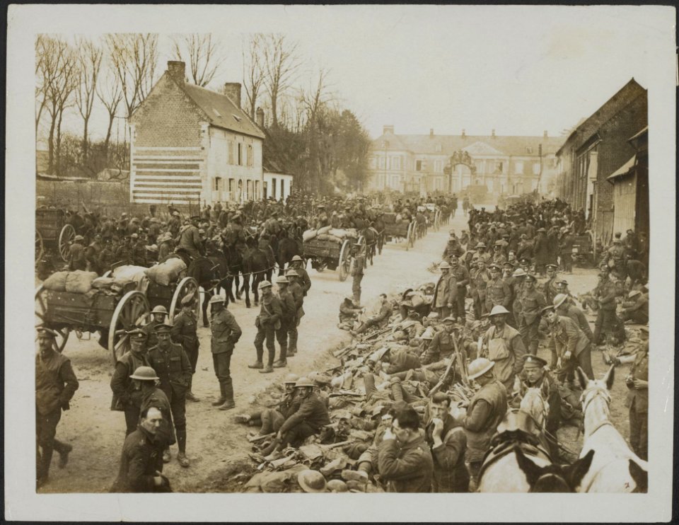 Transport going through a village, Bestanddeelnr 158-2853