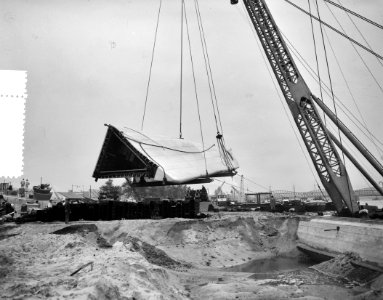 Transport koopvaardijmonument De Boeg bij RDM door drijvende bok Herculus, Bestanddeelnr 907-9647