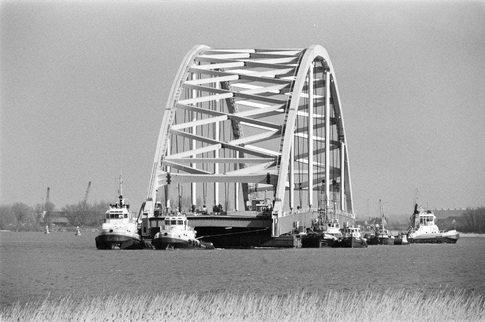 Transport op de Oude Maas nabij de Heinenoordtunnel, Bestanddeelnr 934-4048