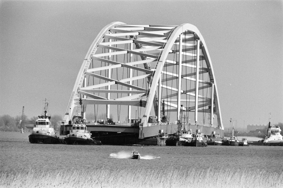 Transport op de Oude Maas nabij de Heinenoordtunnel, Bestanddeelnr 934-4047