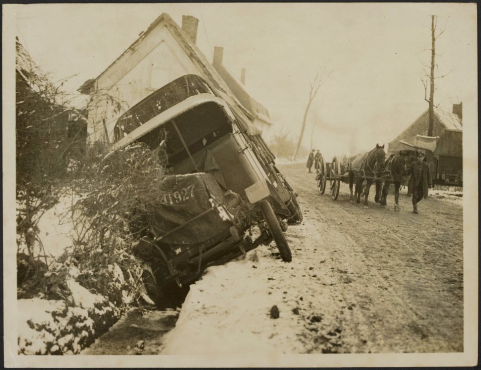 Transport difficulties in the snow. Unfortunate position of a lorry. This was so, Bestanddeelnr 158-1865