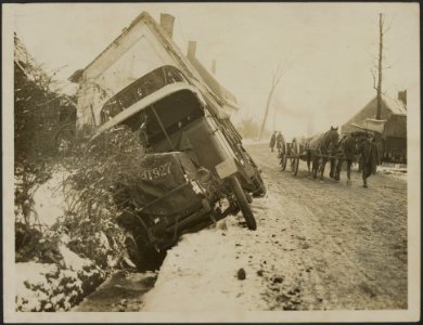 Transport difficulties in the snow. Unfortunate position of a lorry. This was so, Bestanddeelnr 158-1865