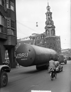 Transport olietank 14 ton op Muntplein, Bestanddeelnr 907-0137