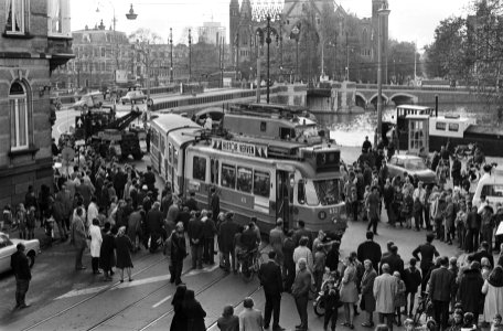 Tram uit de bocht op hoek van Weesperzijde en Ruyschstraat in Amsterdam, Bestanddeelnr 923-9484