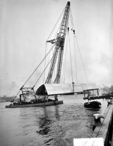 Transport koopvaardijmonument 'De Boeg' bij RDM door drijvende bok Herculus, Bestanddeelnr 907-9650