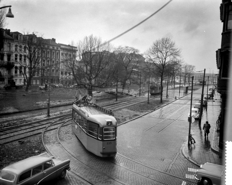 Tramomlegging voor de metrobouw te Rotterdam Trams rijden via de Mauritsweg, Bestanddeelnr 911-8134