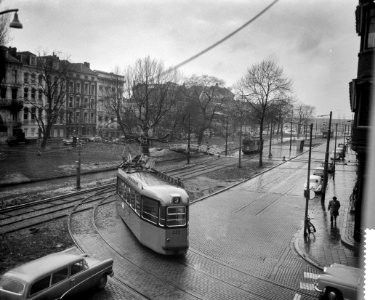 Tramomlegging voor de metrobouw te Rotterdam Trams rijden via de Mauritsweg, Bestanddeelnr 911-8134