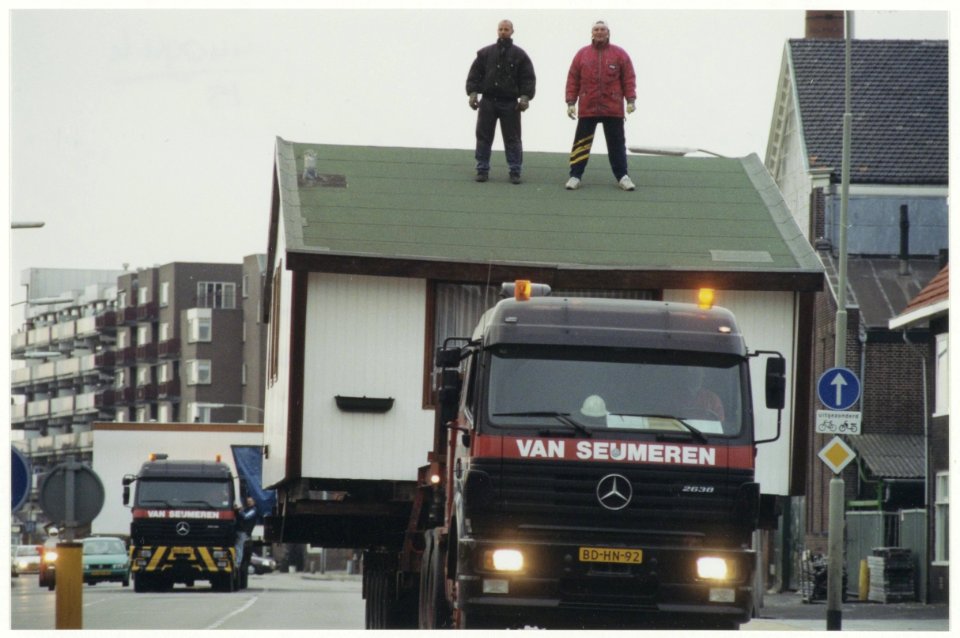 Transport op de Spaarndamseweg van een woning die bestemd is voor het nieuwe woonwagenkampje aan de Mr. J. Gerritzlaan, NL-HlmNHA 54037269