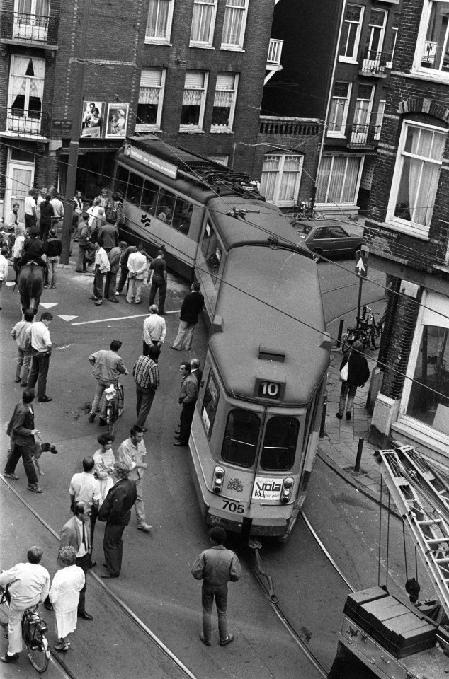 Tram uit de bocht gevlogen en tegen huis gebotst Hoek van der Hoopstraat en Gro, Bestanddeelnr 933-7157