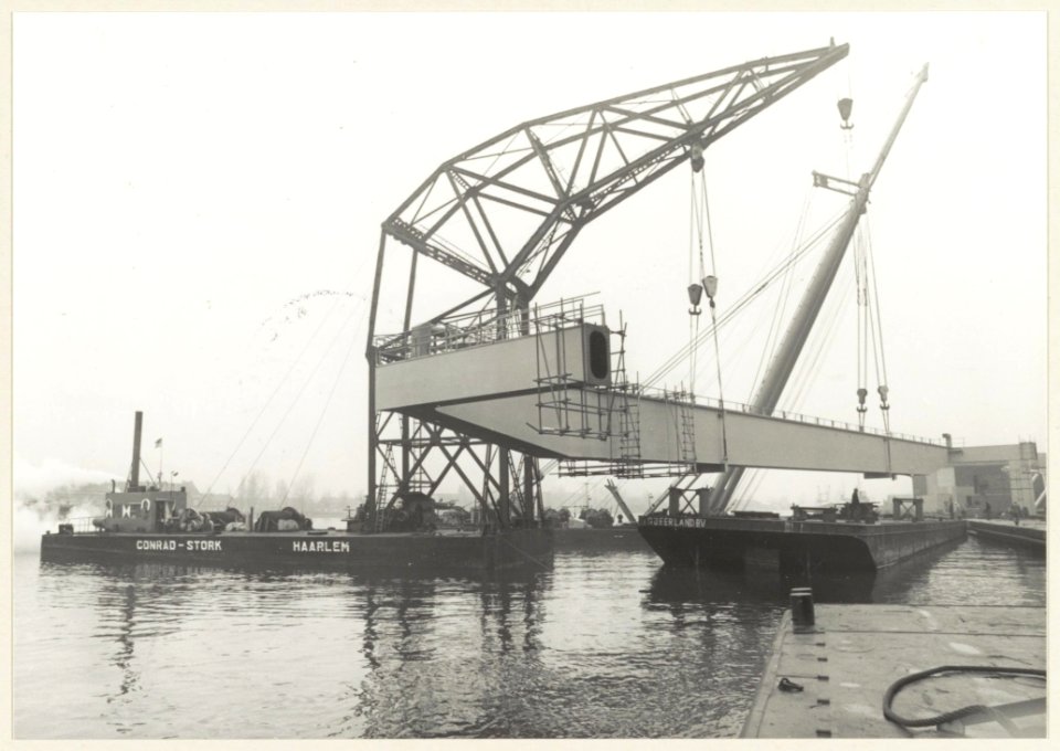 Transport over het Spaarne van bij Conrad-Stork vervaardigde kranen. NL-HlmNHA 54004864